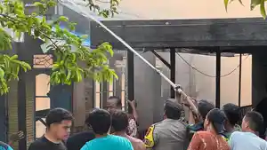 Polsek-Batibati-turut-membantu-petugas-pemadam-di-lokasi-kebakaran-di-Desa-Batibati.jpg