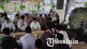 Cawapres-nomor-urut-1-Muhaimin-Iskandar-berdoa-di-Makam-Bung-Karno-Kota-Blitar.jpg