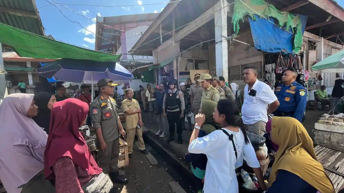 Satpol PP Tertibkan Pedagang Pasar Batu Cermin Labuan Bajo