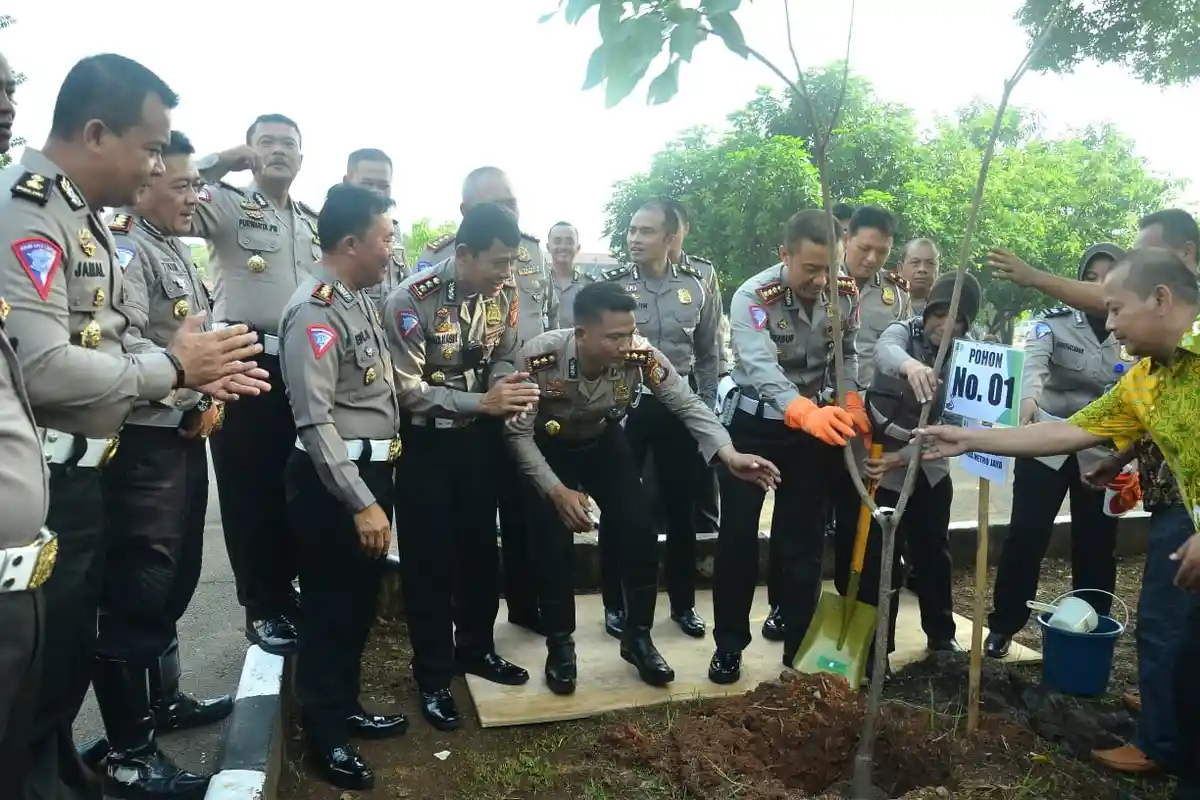 Cegah Banjir, Jajaran Ditlantas Polda Metro Tanam Pohon di Satpas SIM Daan Mogot