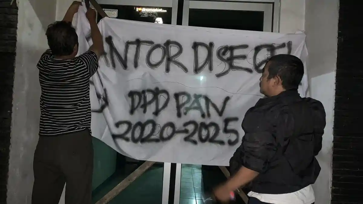 BREKAING NEWS: Kantor DPD PAN Wonosobo Disegel, Aksi Protes Tolak SK Pengurus Baru