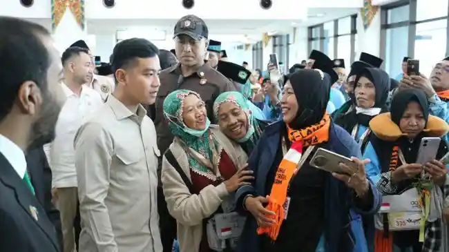 Gibran Tinjau Layanan Fast Track Haji di Surabaya: Permudah Jemaah Berangkat