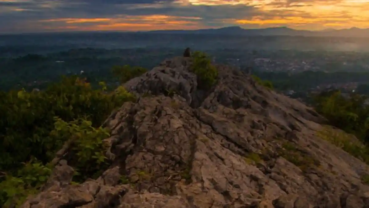 Serunya Mendaki Gunung Kapur Ciampea, Tempat Wisata di Bogor yang Bisa Dinikmati Malam dan Siang