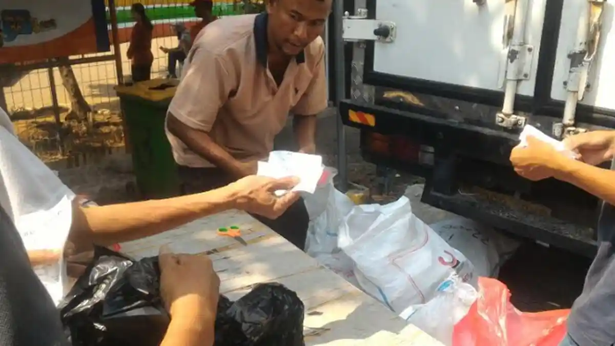 Beberapa Karton Susu di RPTRA Rawa Badak Utara Raib Saat Pangan Murah Berlangsung