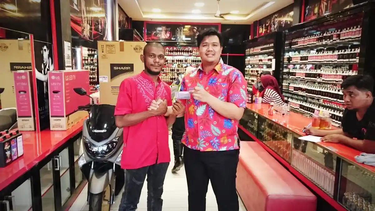 Warga Bandar Lampung dan Metro Raih Motor dari Undian Toko Parfum Paris Van Java