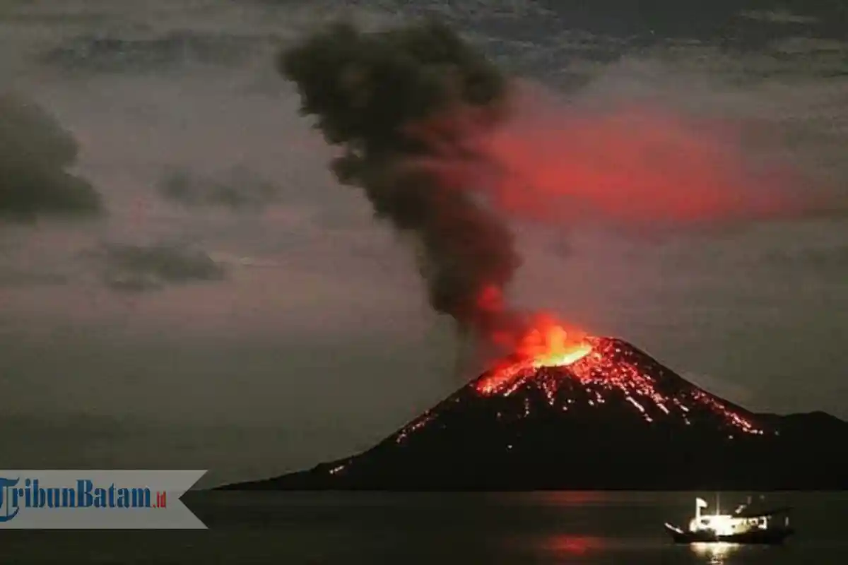 21 Gunung Api di Indonesia yang Berstatus di Atas Normal, Gunung Sinabung Awas, Anak Krakatau Siaga