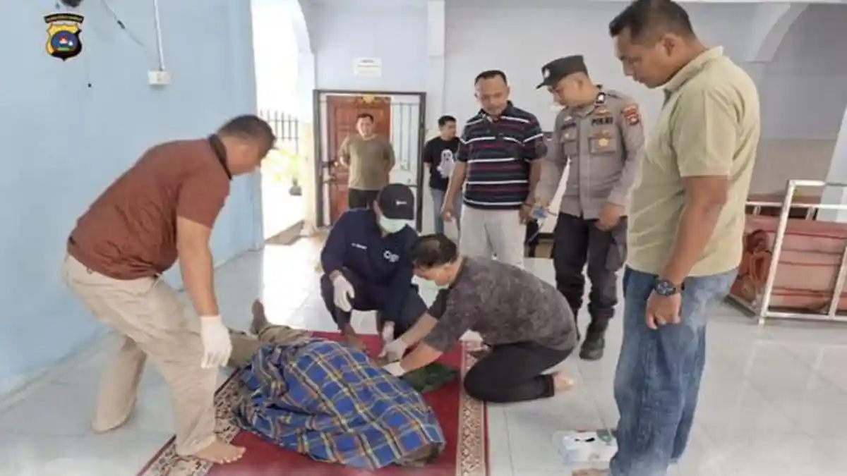 Geger Warga Temukan Mayat Pria Tergeletak di Teras Masjid Al Ikhlas Dharmasraya Sumbar