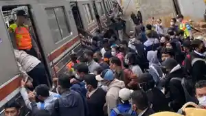 penumpang-krl-berkerumun-di-sekitar-kereta-di-stasiun-manggarai.jpg