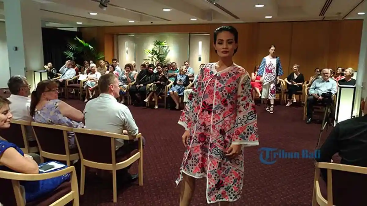 Unik, Perpaduan Batik Tenun dan Bordir Desainer Indonesia Pikat Anggota Parlemen Australia