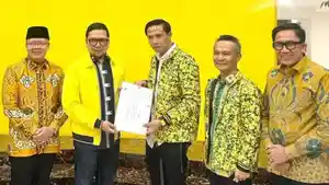 Gusril-Pausi-Abdul-Hamid-saat-menerima-Rekomendasi-B1KWK-dari-Partai-Golkar.jpg