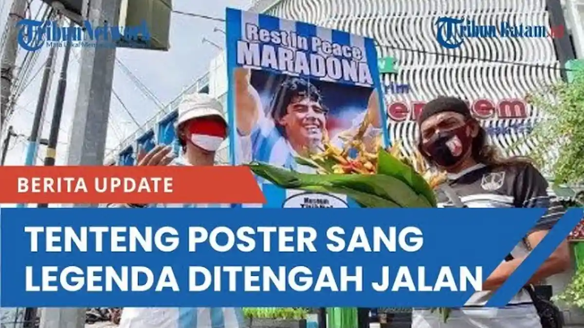 Begini Cara Warga Solo Kenang Maradona, Tenteng Poster Sang Legenda Ditengah Jalan