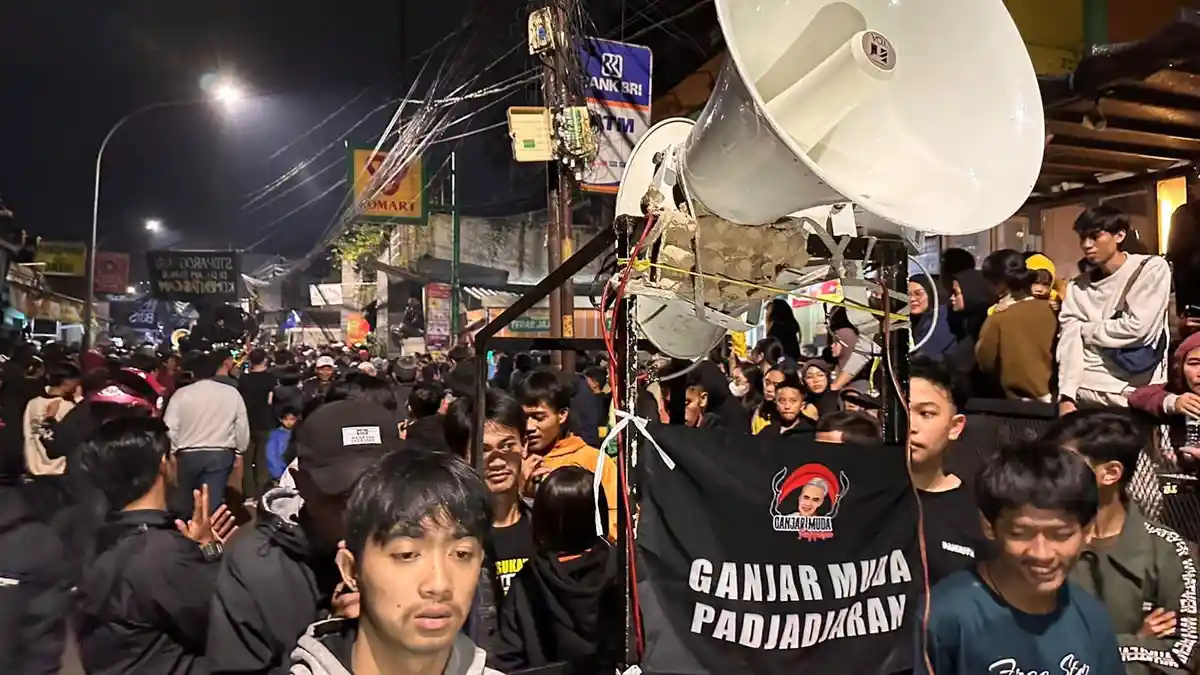 Gandeng Seniman Reak, Relawan Ganjar Berbagi Santap Sahur ke Pedagang Ujung Berung