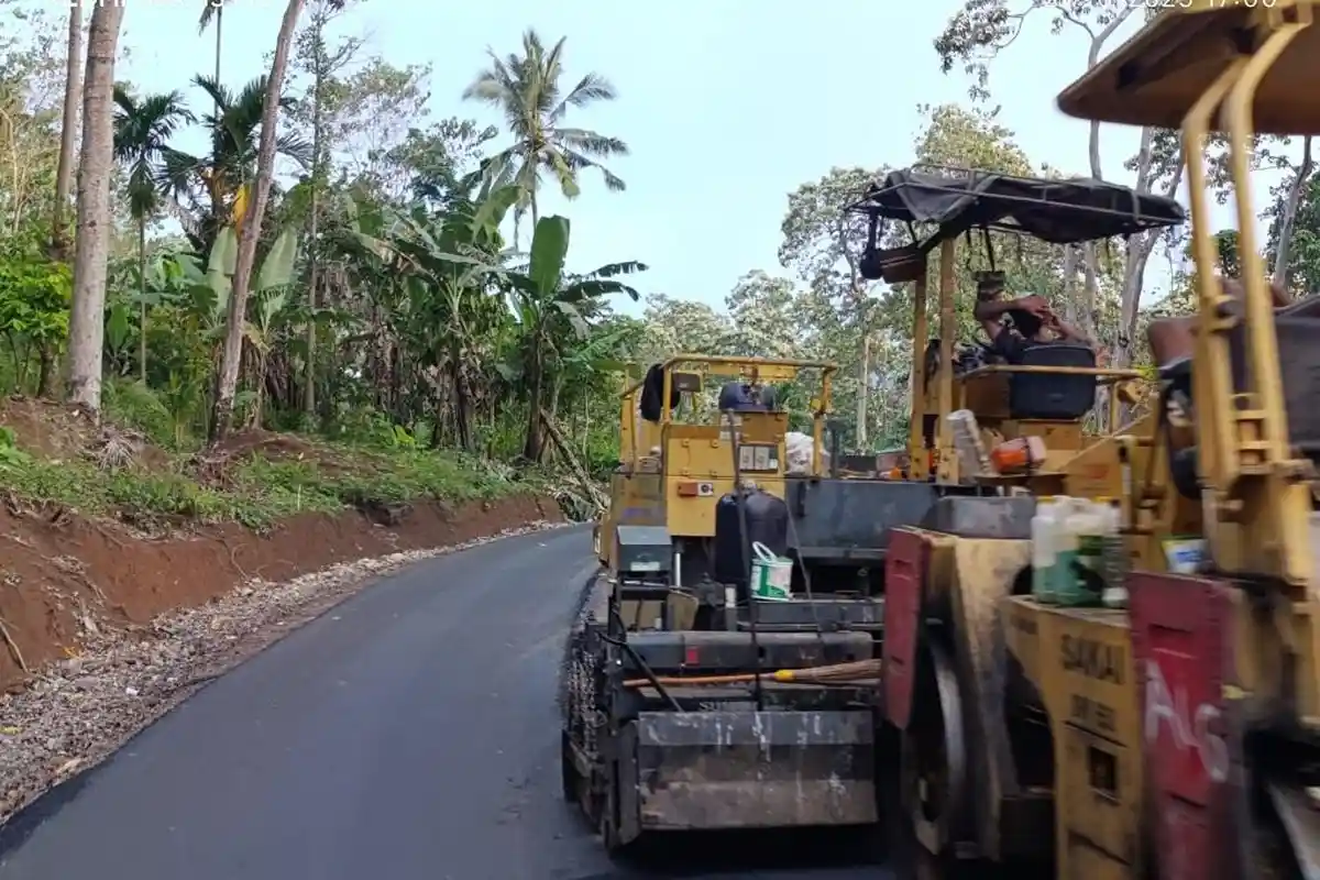 Laju Proyek Jalan Adonara Tak Melambat, Hotmix Sudah 7,2 Kilometer