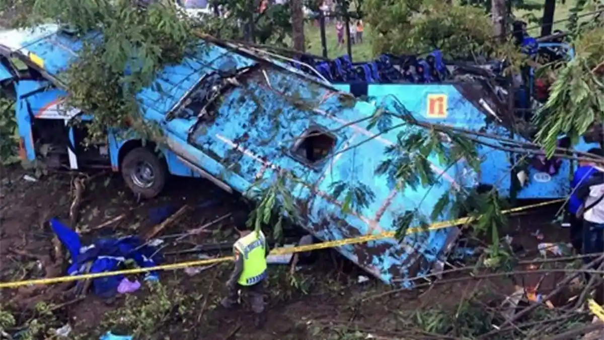 Bus Rosalia Indah Terjun ke Jurang, 4 Orang Tewas!