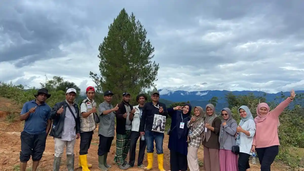 Mahasiswi PKL Unimal Tanam Pohon Pinus di Areal Konsesi THL