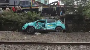 Kondisi-mobil-taksi-Green-SM-usai-tertabrak-kereta.jpg