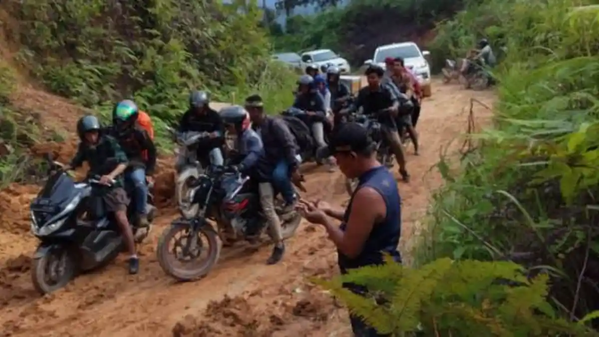 Sempat Tertutup Tanah Longsor, Jalan Batang Asai-Sarolangun Kini Sudah Bisa Dilalui Kendaraan
