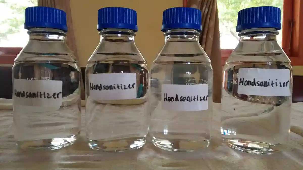 Cegah Covid-19 SMK-PP Negeri Sembawa Meracik Hand Sanitizer Sendiri