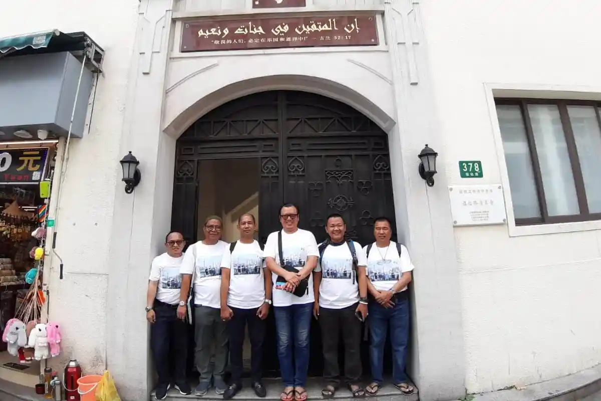 Rombongan Pemred dari Lampung Salat Jumat di Masjid Pusat Kota Shanghai
