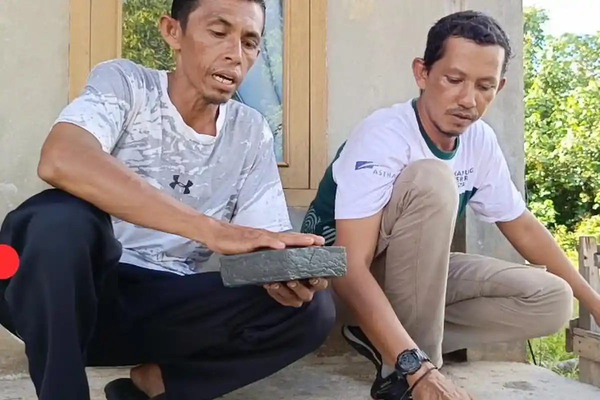 Begini Cara Dua Pemuda Abdya Daur Ulang Sampah Plastik Jadi Paving Blok