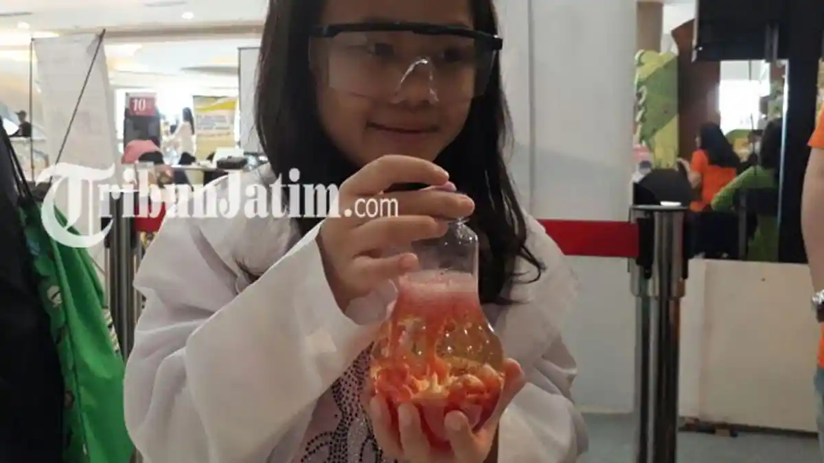 IVY School Surabaya Didik Siswanya Lewat Percobaan Sains Sederhana di Lenmarc Mall