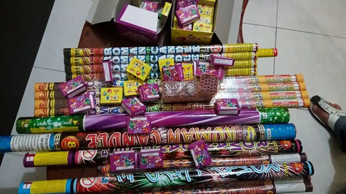 Jelang Tahun Baru, Polsek Kelapa Gading Sita Ribuan Petasan dan Kembang Api