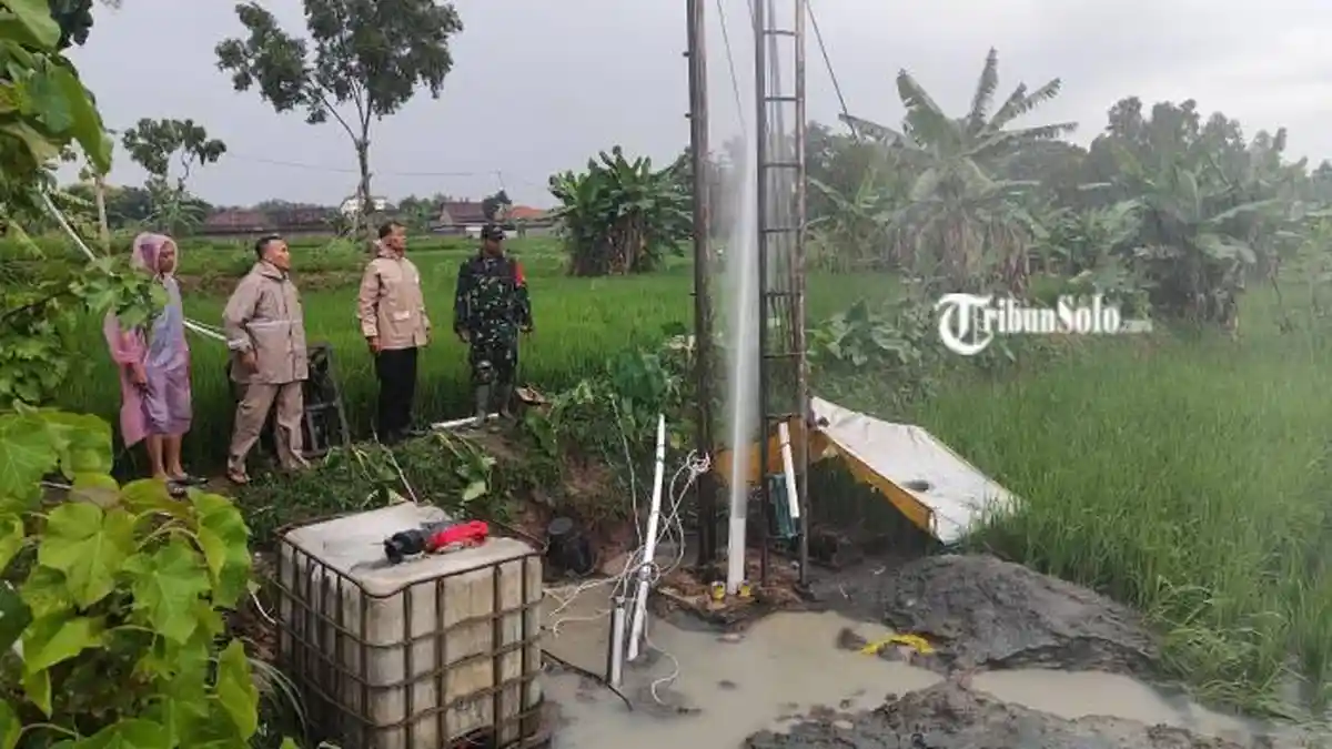 Warga Kaget, Semburan Air Setinggi 8 Meter Muncul dari Sumur Bor di Sragen