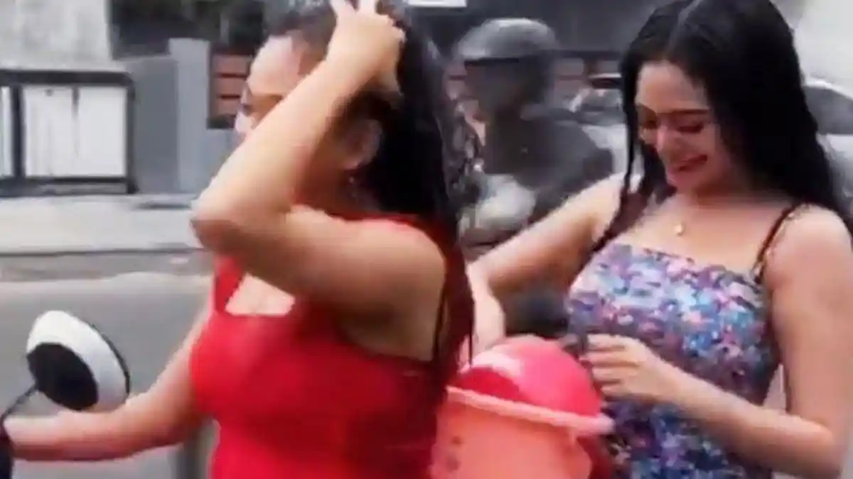 Viral Video 2 Cewek Seksi Mandi di Jalan Raya, Polisi Turun Tangan