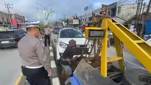 Mobil-penabrak-saat-dievakuasi-polisi-usai-kecelakaan-di-Jalan-Poros-Bandara-Halu-Oleo-Kendari.jpg