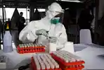petugas-medis-dari-labkesda-jawa-barat-melakukan-tes-swab-2742020.jpg