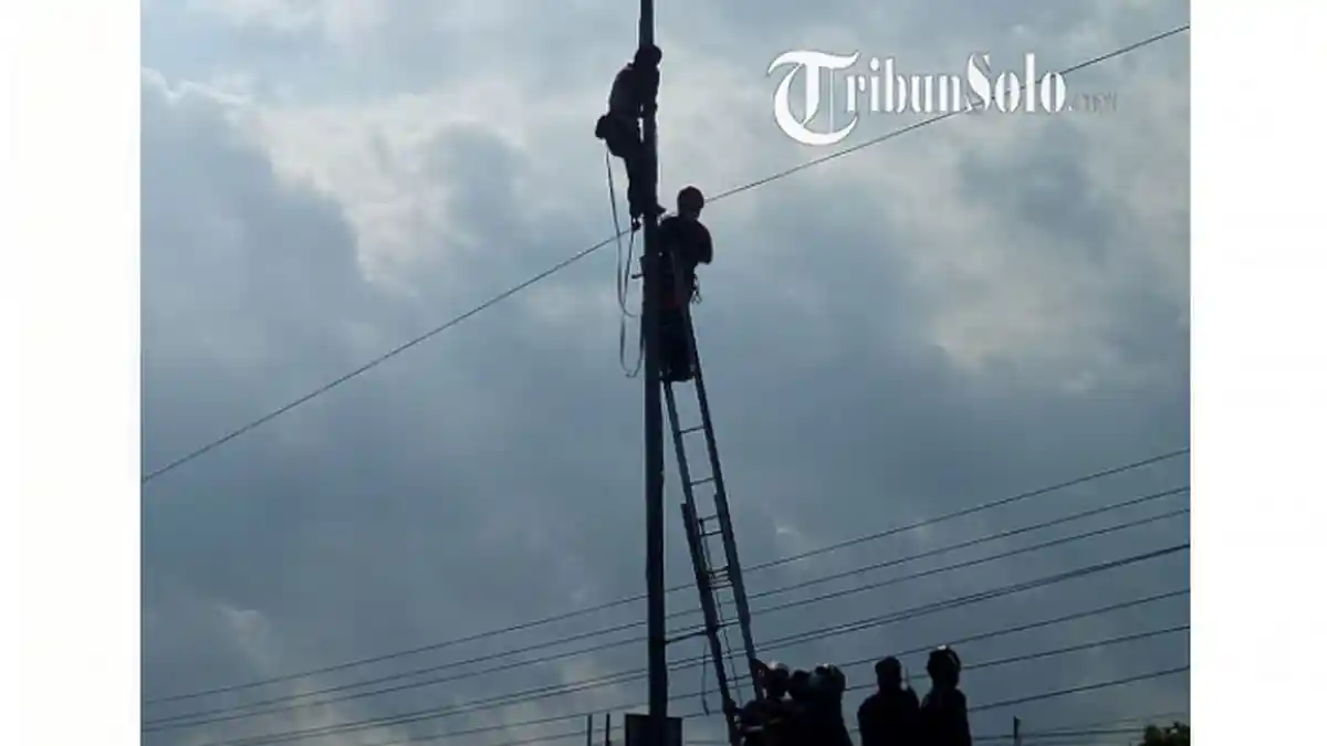 Geger Pria Panjat Tiang Listrik di Depan Mapolres Boyolali dan Ikat Lehernya, Ini Cerita Lengkapnya