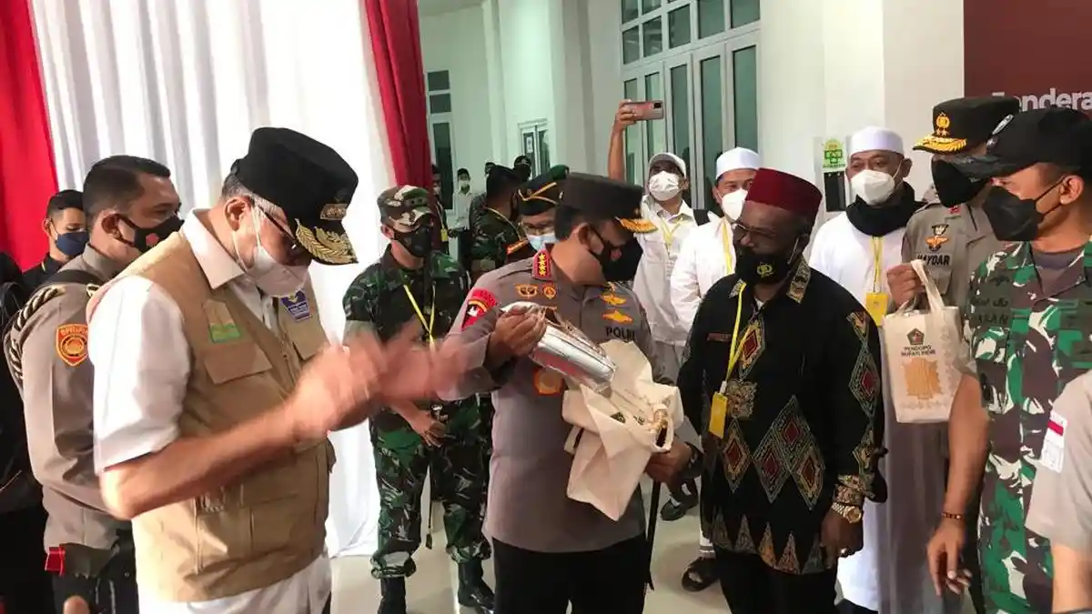Abusyik Hadiahkan Kopi untuk Kapolri