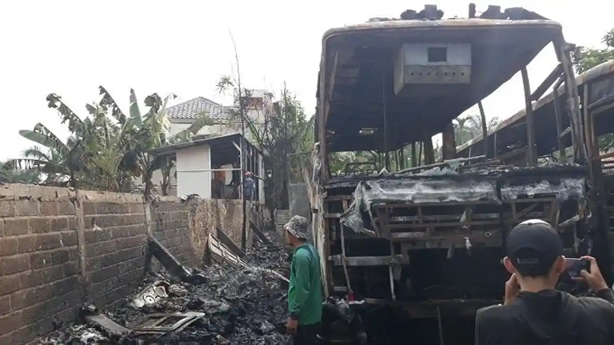 Bus Pariwisata dari Mojokerto Terbakar di Magelang