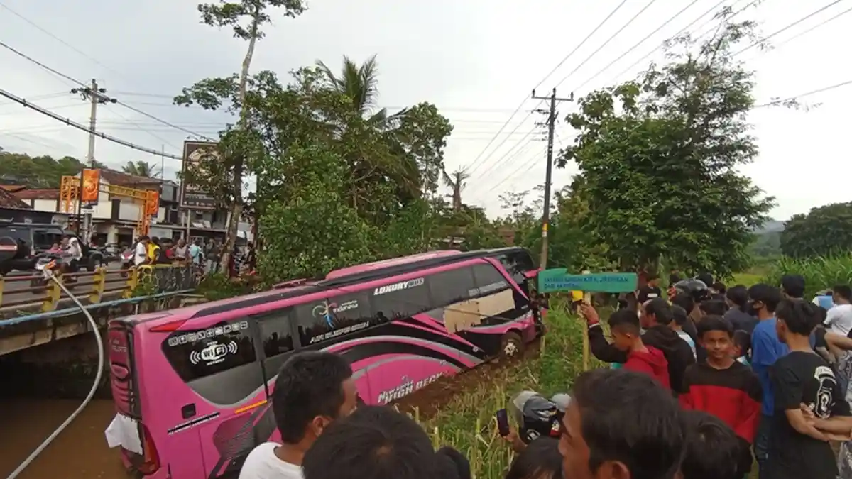 Bus Pariwisata Terjun ke Sungai di Somagede Banyumas, Warga Sekitar Mendengar Suara Hantaman Keras