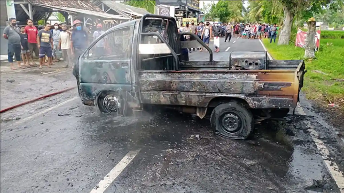Korsleting Diduga Pemicu Terbakarnya Pick Up di Penebel Tabanan,Semua Bagian Mobil Ludes Dilalap Api