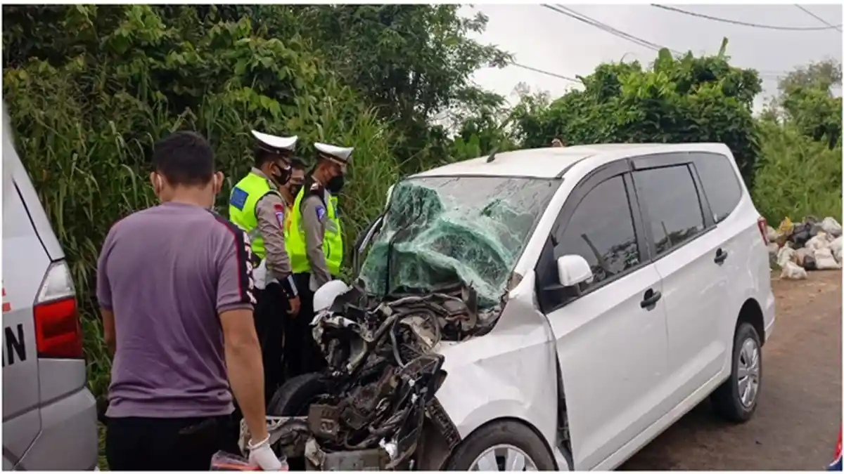 Kecelakaan di Jalintim Banyuasin Pagi Tadi, Minibus Wuling Masuk Jalur Berlawanan dan Dihantam Truk