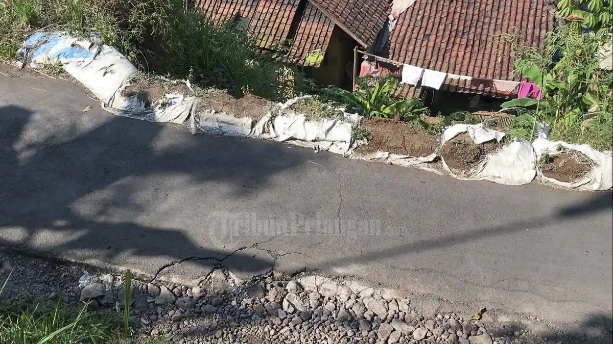 Tak Kunjung Diperbaiki, Bekas Longsor di Desa Jayaratu Tasik Ancam Rumah Warga
