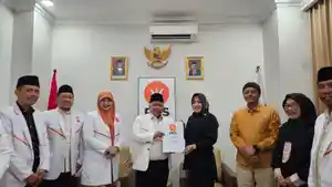 Serahkan-SK-DPP-PKS-Resmi-Dukung-Ikfina-dan-Ning-Ika-Maju-Cakada.jpg