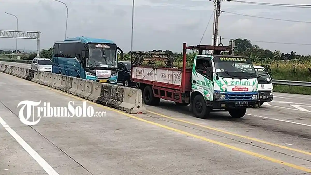 Kondisi Pintu Exit Tol Karanganyar saat Libur Nataru, Terlihat Kendaraan dari Luar Solo Raya