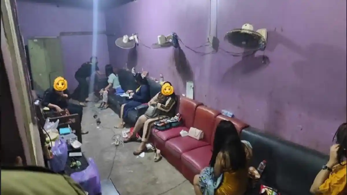 Delapan Pemandu Lagu Terjaring Operasi Tempat Karaoke Saat Imlek‎
