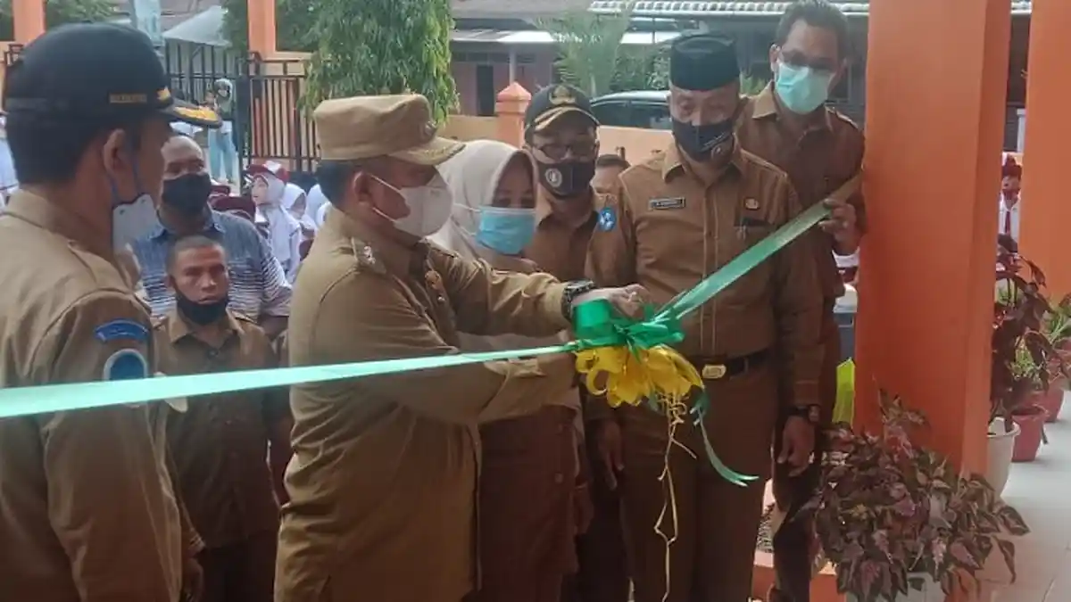 Usai Jadi Pembina Upacara, Walkot Bintang Resmikan Gedung SDN 2 Subulussalam