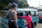 Jumat Berkah, Polres Metro Depok Bagikan Nasi Kotak