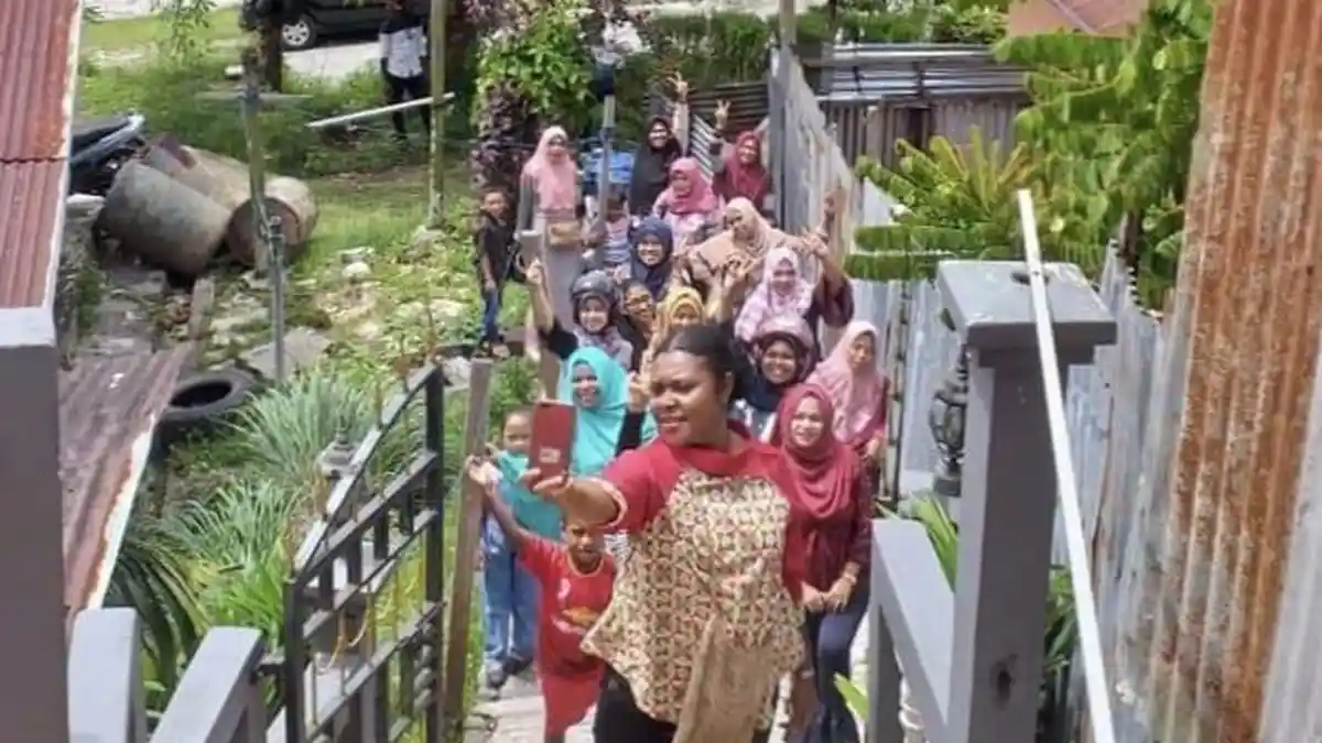 Tradisi Pegang Tangan Lebaran Jadi Momen Silaturahmi Warga Fakfak
