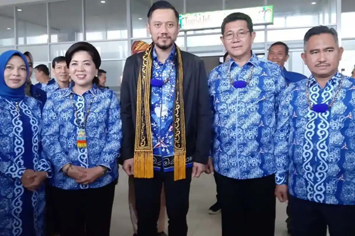 Agus Harimurti Yudhoyono Tiba di Tarakan Disambut dengan Tradisi Tepung Tawar