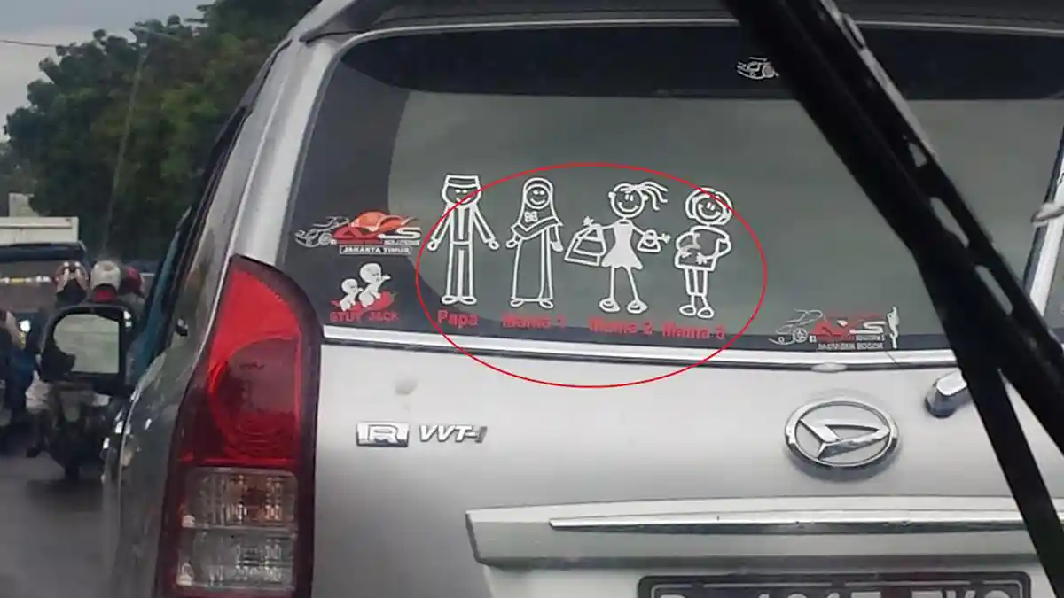 Ada Yang Beda Dengan Stiker di Mobil Ini, Perhatikan Gambar Dua Wanita Disebelah Kanan