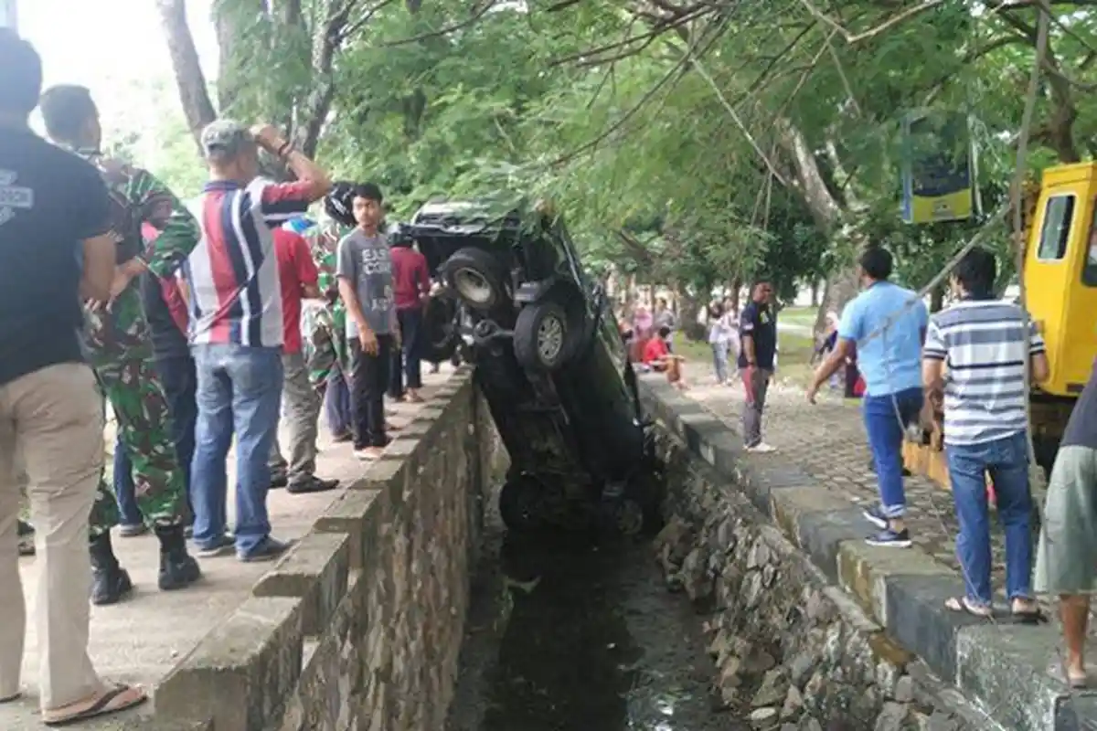 Hendak Cairkan BSU di Medan, Mobil Pendamping Desa Pidie Terjungkal ke Sungai Langkat