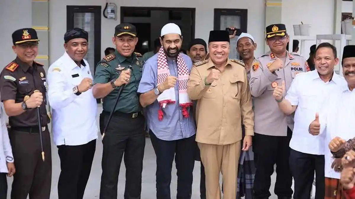 Gubernur Aceh Mualem Santuni Yatim Dayah Hidayatul Al Mustafid Krueng Alem Darul Makmur Nagan Raya