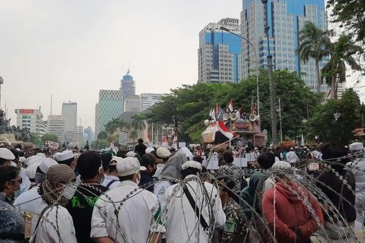 Massa Penyusup  Datang Saat Demo Massa FPI dan GNPFI MUI, Buat Onar Hingga Lempar Bola Kasti Beracun