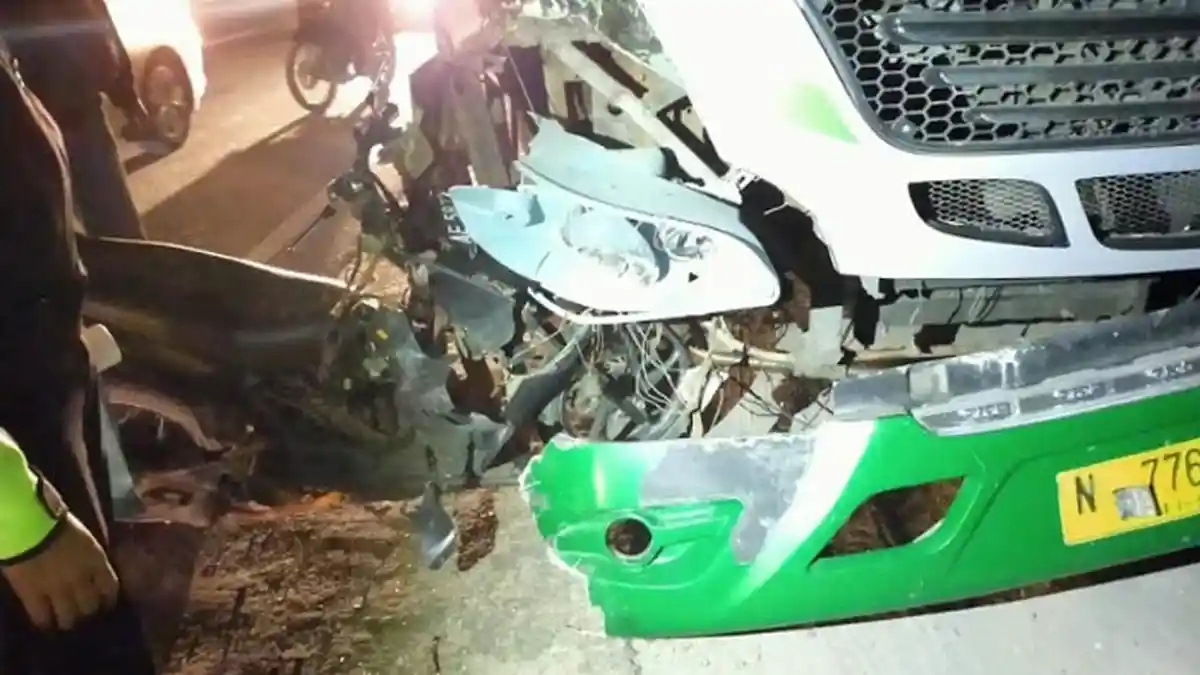 Bus Restu Tabrak Dua Motor yang Berjalanan Beriringan di Jalan Raya, Dua Pengendara Tewas di Lokasi