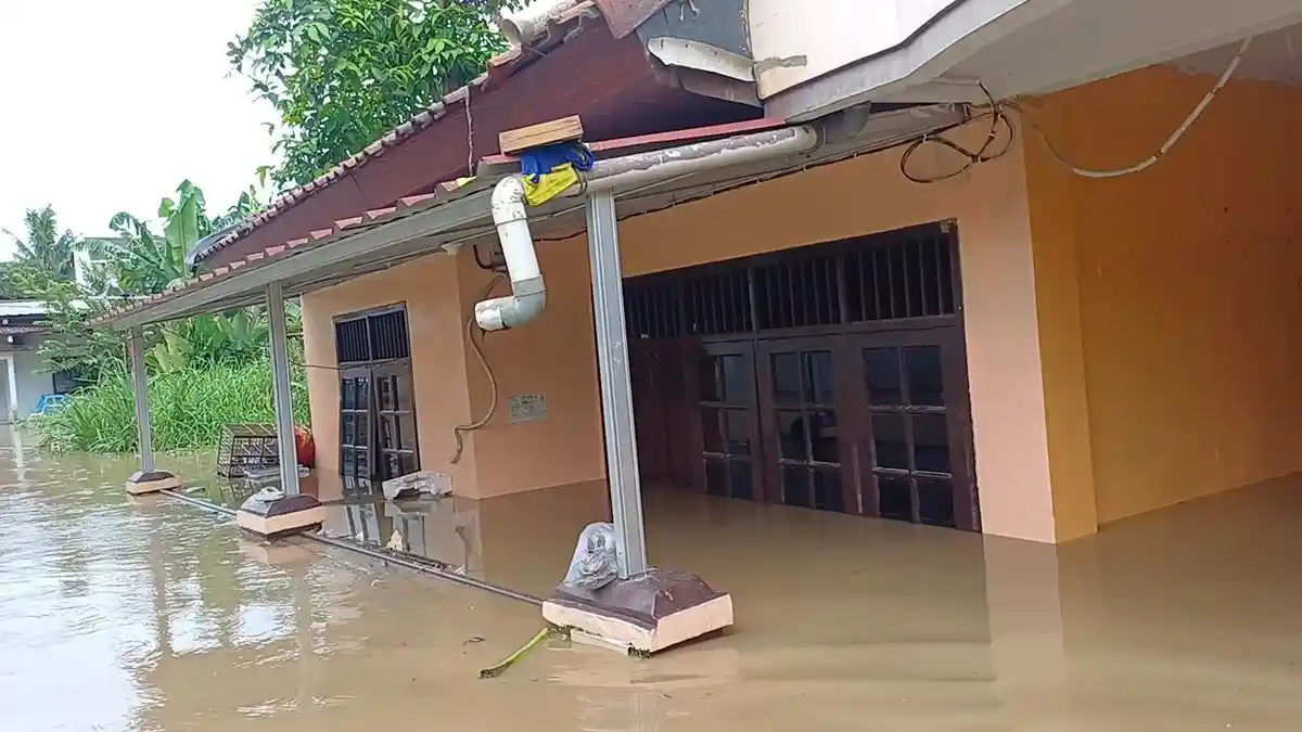 Banjir Setinggi 2,5 Meter Rendam Perkampungan di Margahayu Bekasi, 100 KK Terdampak